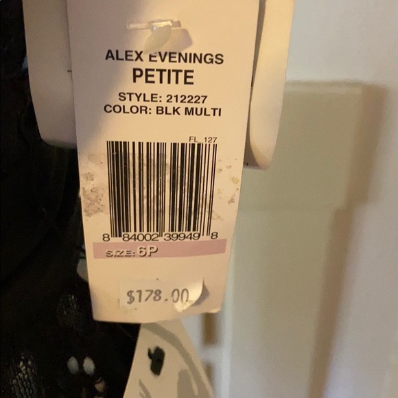 Gorgeous cocktail dress with lace overlay.  SZ 6P - Picture 6 of 8